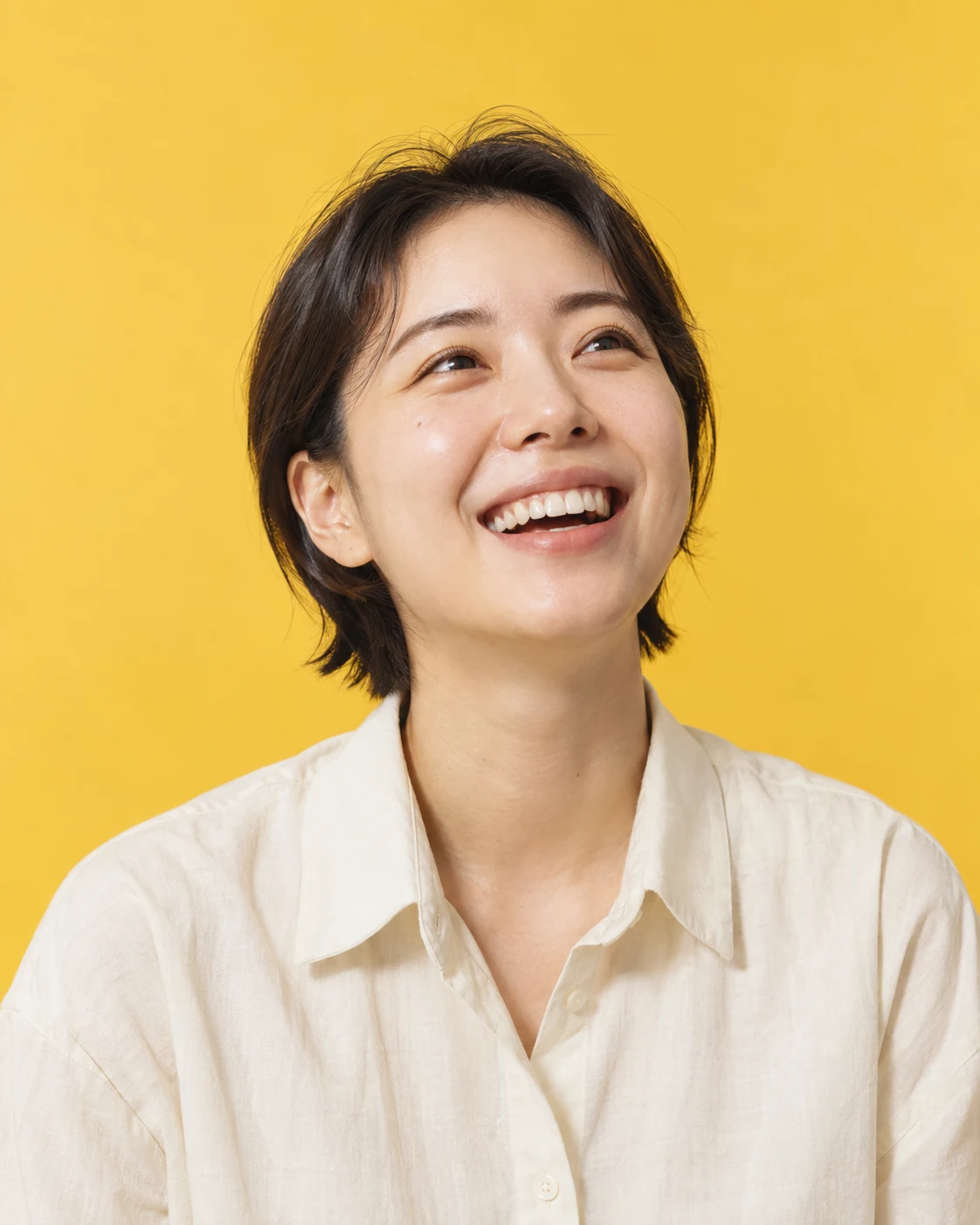 햇살처럼 밝게 웃는 여성의 연출 이미지
