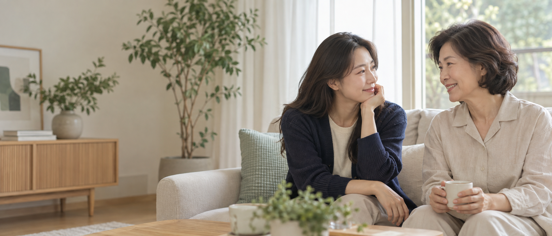 집에서 대화하는 한국인 모녀의 일상을 표현한 이미지